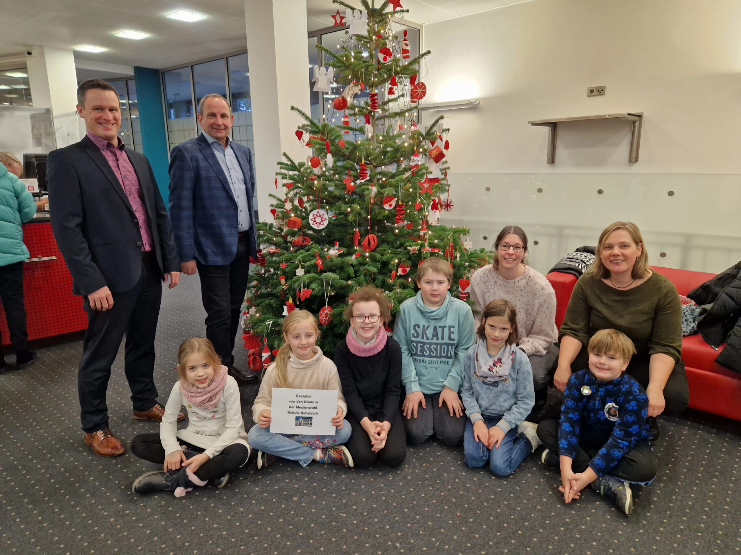 Alle Jahre wieder….Schmücken des Weihnachtsbaumes der Sparkasse in